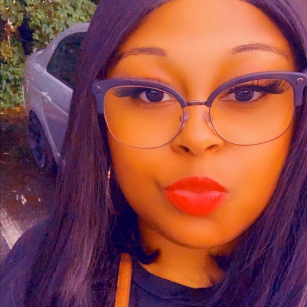 Meet your Posher, Janikqua